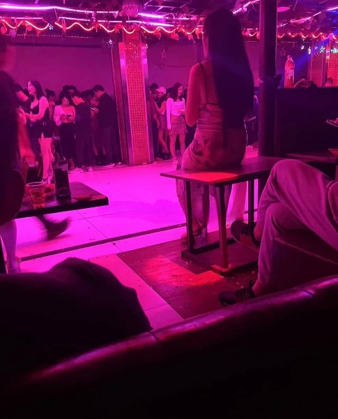 五月人真是多，舞厅里面那不用说